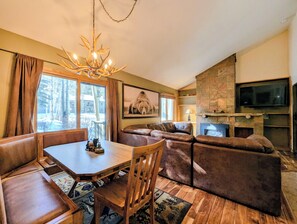 Smart TV, fireplace, stereo - New Listing | King Beds | Pool/Hot tub (Keystone)