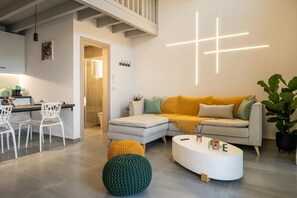 TV - Villa Dias Guest House – Sea & Mountain Views, Pet Friendly (Δήμος Ρεθύμνης)