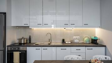 Fridge, oven, stovetop, dishwasher