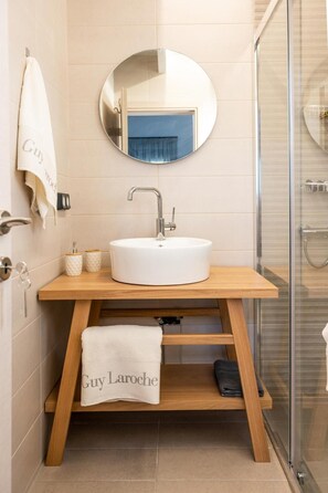 Shower, hair dryer, towels - Villa Dias Guest House – Sea & Mountain Views, Pet Friendly (Δήμος Ρεθύμνης)