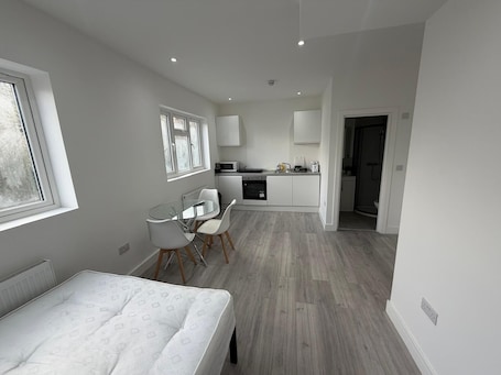 1 bedroom, iron/ironing board, Internet. Luxury Studio Flat in Streatham | Close to Central London