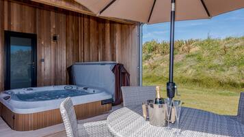 Luxury Cabin | Outdoor dining