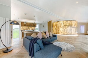 Deluxe Cabin | Living area