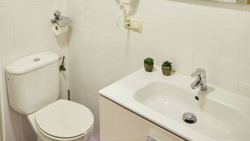 Douche, sèche-cheveux, serviettes fournies, savon