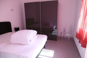 2 chambres, fer et planche à repasser, lit de bébé portatif