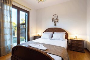 Tabla de planchar con plancha, cuna de viaje, wifi y ropa de cama 