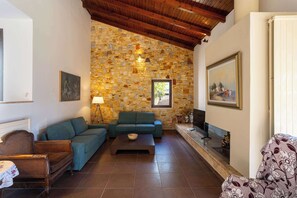 Televisión, chimenea y oficina 