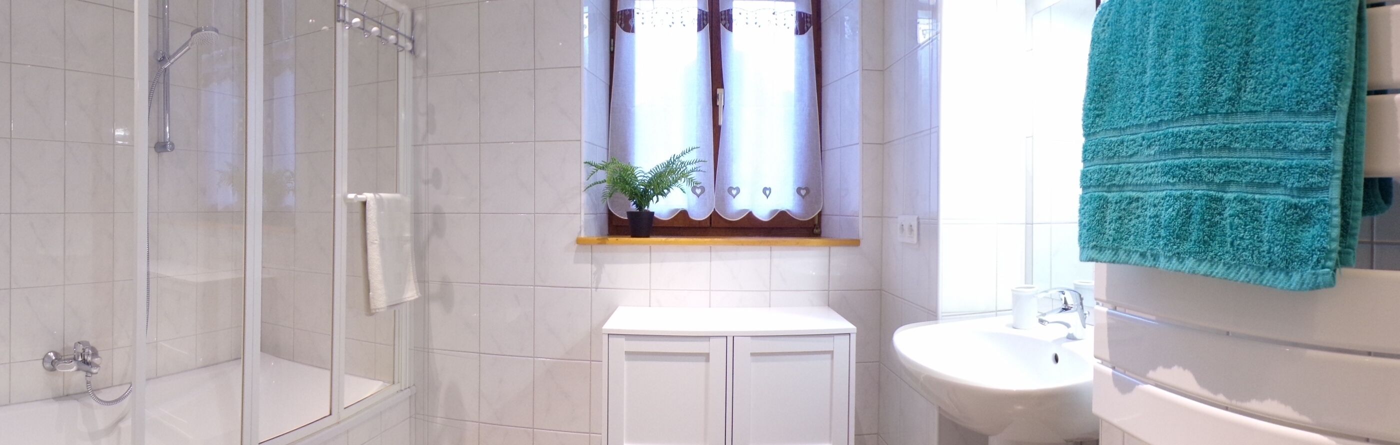Een haardroger, zeep, toiletpapier