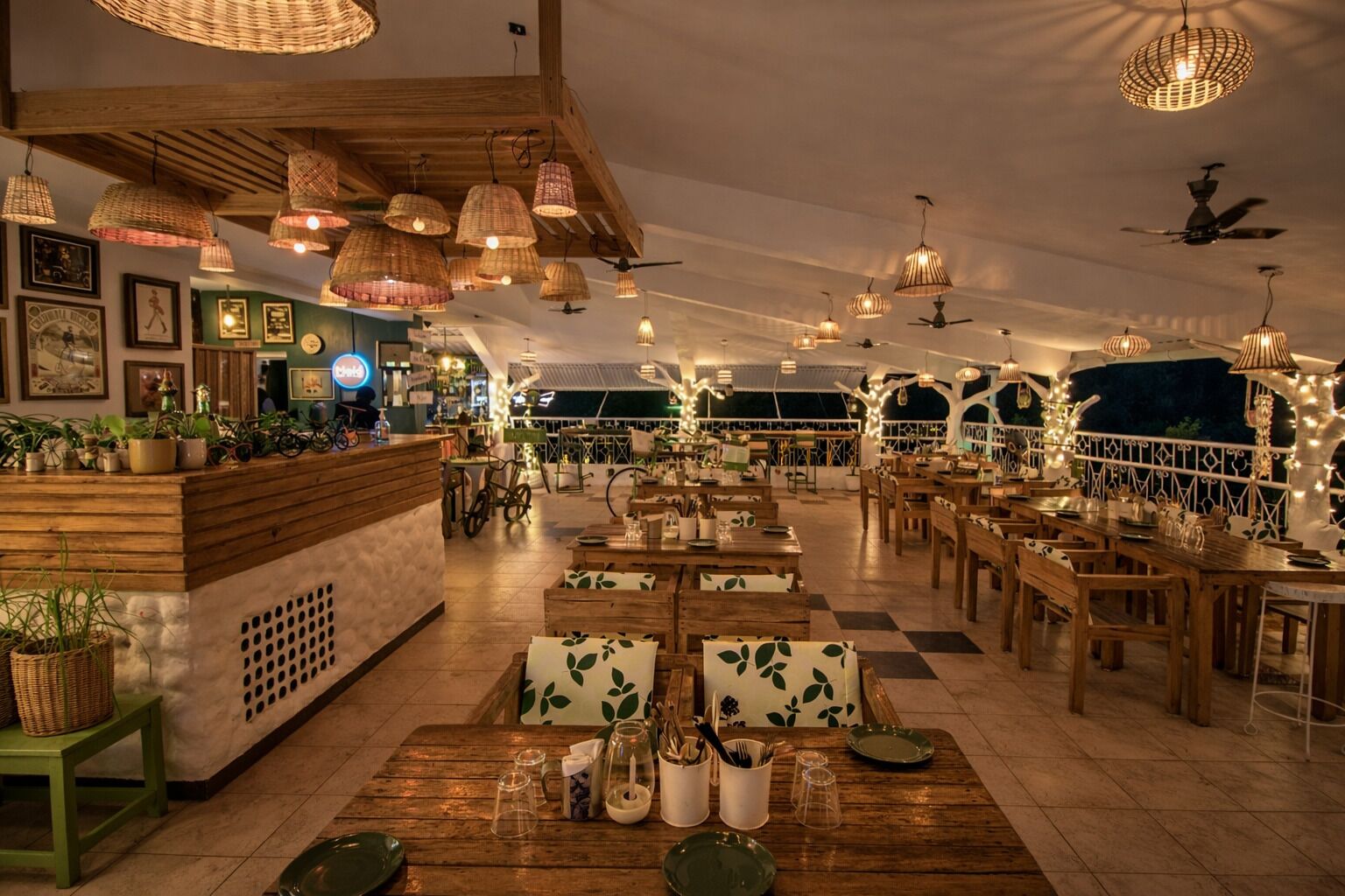 รับประทานอาหารกลางแจ้ง