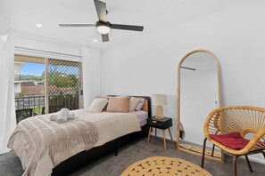 2 bedrooms, iron/ironing board, WiFi, bed sheets - Palm-Feel Townhouse in the Heart of Burleigh (Burleigh Heads)