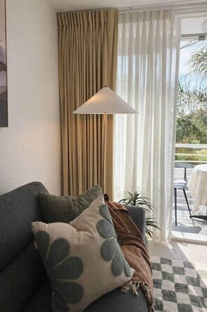 TV - Elegant Waterfront Retreat | Harbour & River Views (Williamstown)