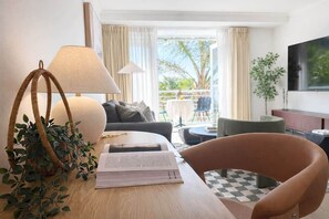 TV - Elegant Waterfront Retreat | Harbour & River Views (Williamstown)