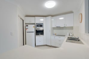 Fridge, microwave, oven, stovetop - Currumbin 2BR Pool Days and Beach Walks (Currumbin)