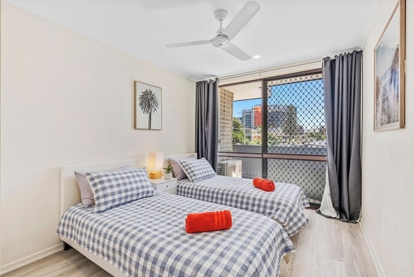 3 bedrooms, iron/ironing board, WiFi, bed sheets - Sunny, Stylish Island Stay Minutes from Surfers (Surfers Paradise)