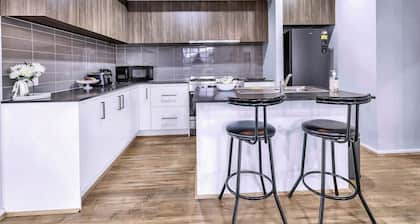 Modern Rockbank Retreat Near Caroline Springs