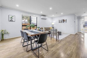 Dining - Bright & Cozy 4-Bed Home in Rockbank (Rockbank)