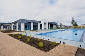 Pool - Bright & Cozy 4-Bed Home in Rockbank (Rockbank)