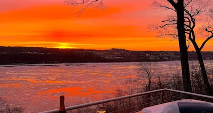 The Hudson Valley River Escape: Hot Tub, Stargazing, Stunning Views!