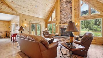 Televisión y chimenea