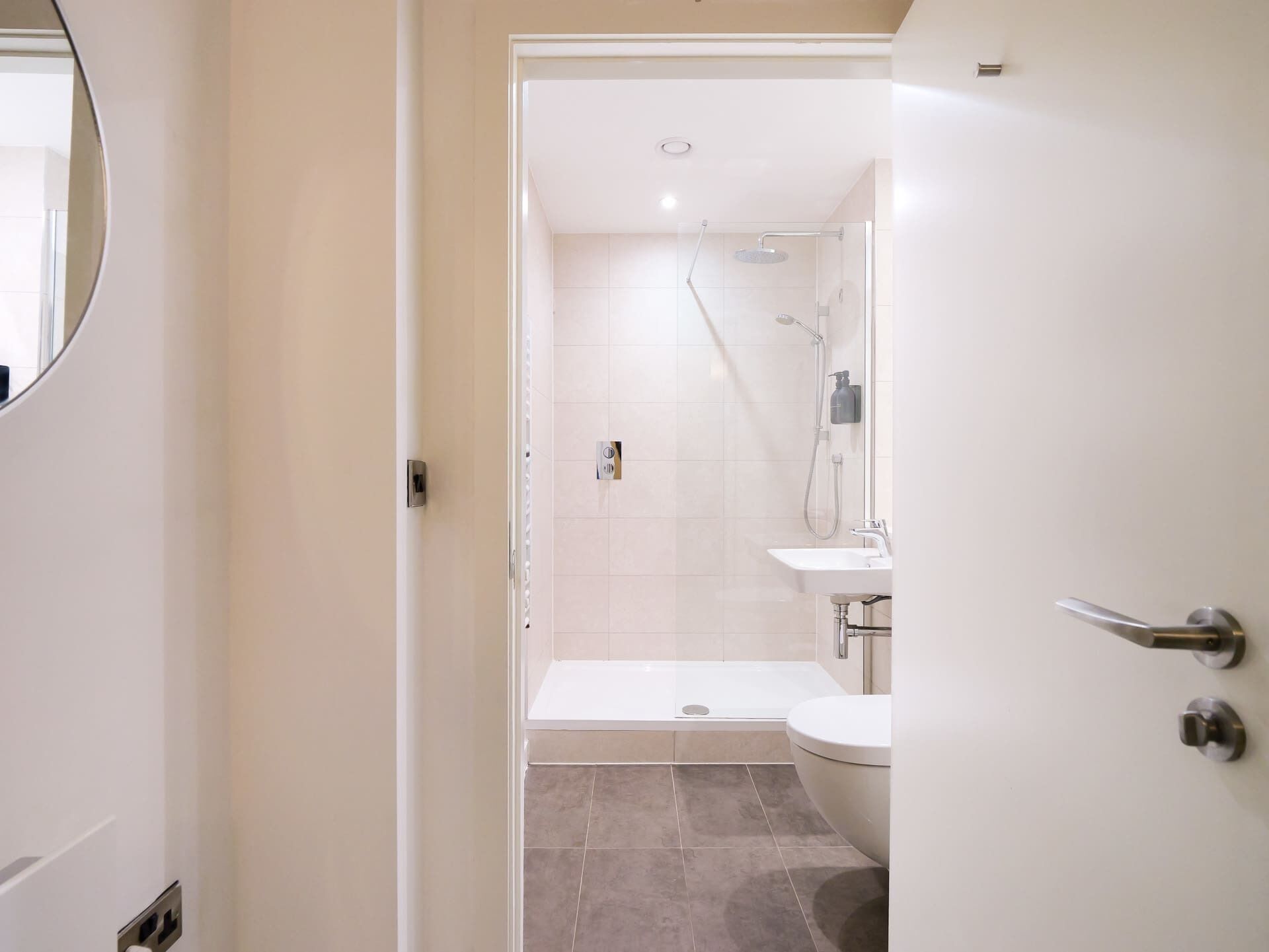 Douche, sèche-cheveux, serviettes fournies, shampoing