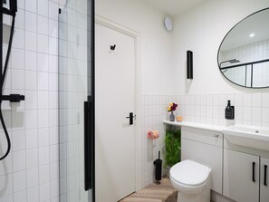 Shower, hair dryer, towels, shampoo - Calico | The Heim (Greater Manchester)