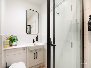 Shower, hair dryer, shampoo - Ember | The Heim (Greater Manchester)