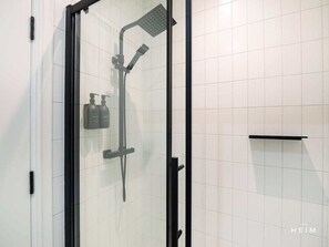 Shower, hair dryer, towels, shampoo - Ember | The Heim (Greater Manchester)