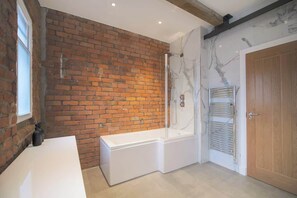 Douche, sèche-cheveux, serviettes fournies, shampoing