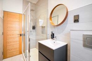 Shower, hair dryer, towels, shampoo - Smithfield | The Heim (Greater Manchester)