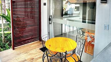 Apartamento conforto, cozinha americana, vista para a piscina | Opções para refeição ao ar livre