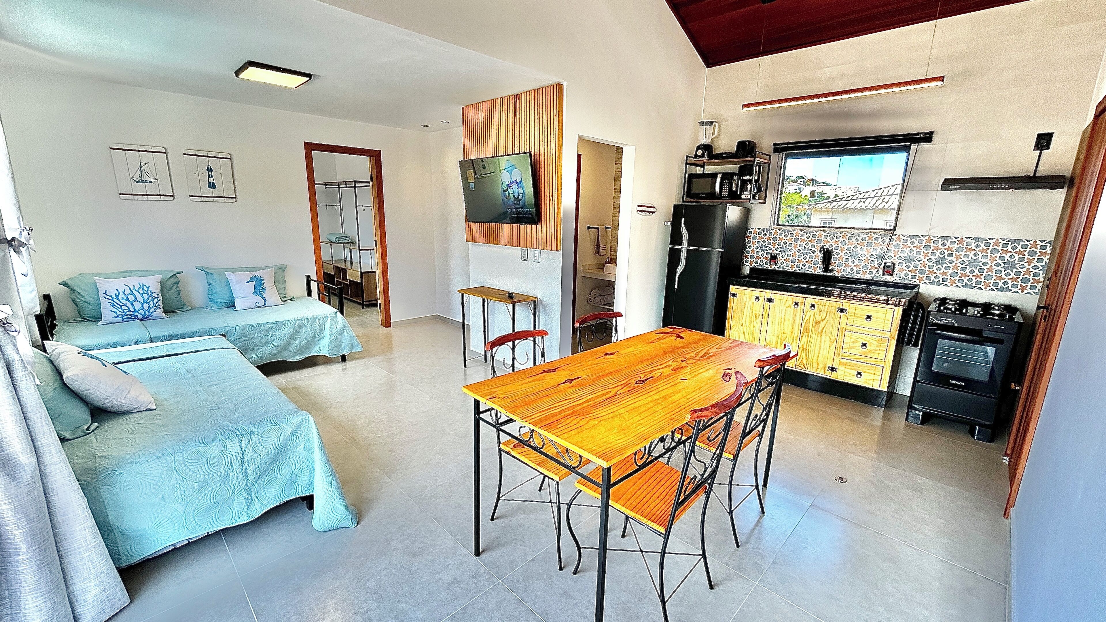 Apartamento família, cozinha americana, vista para a piscina | Área de estar