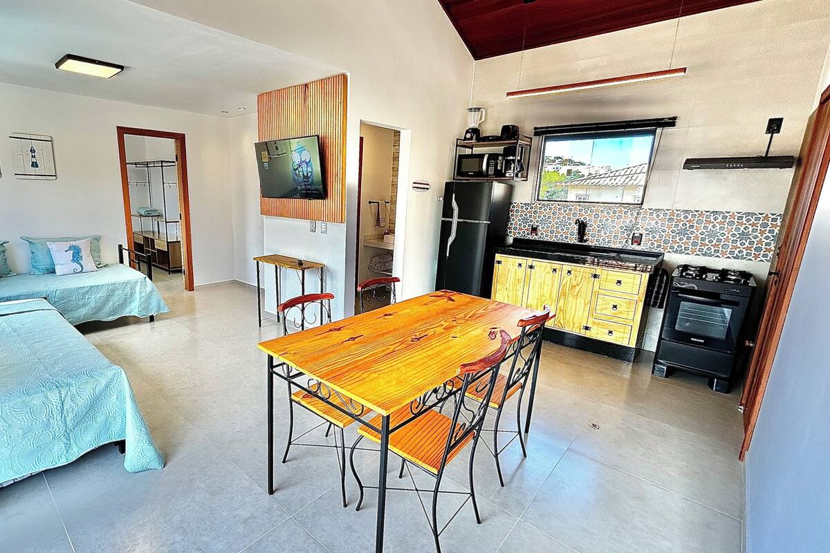 Apartamento família, cozinha americana, vista para a piscina | Área de estar