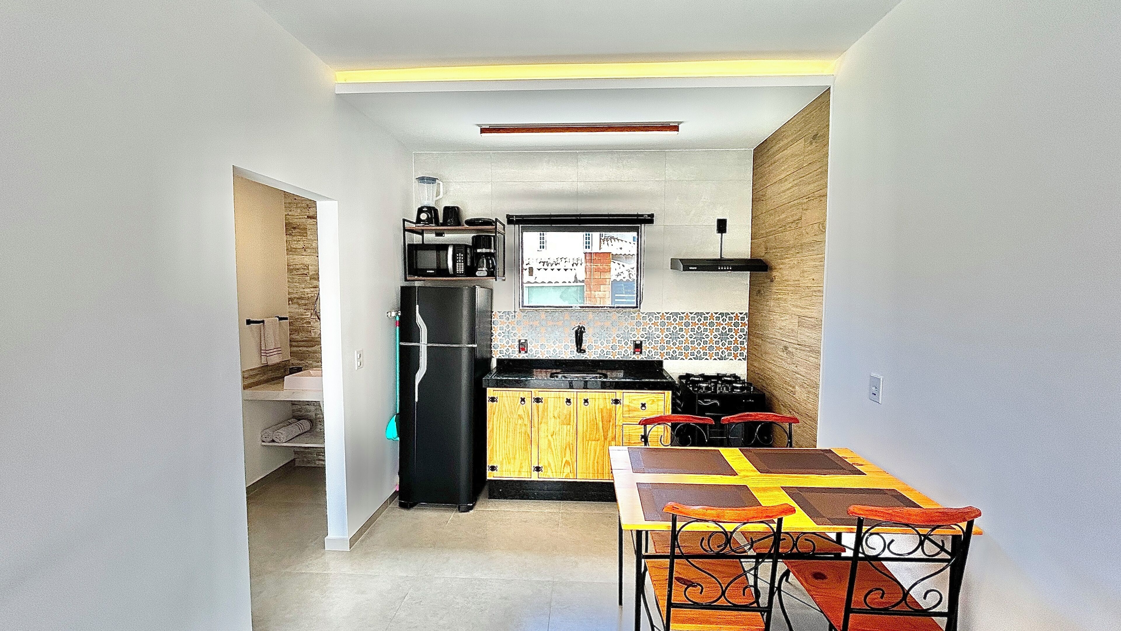 Apartamento conforto, cozinha americana, vista para a piscina | Opções para refeição