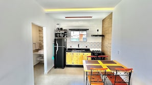 Apartamento conforto, cozinha americana, vista para a piscina | Opções para refeição