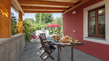 Hus - uteplats - utsikt mot trädgården | Terrass/Patio