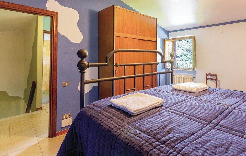 Travel cot, free WiFi, bed sheets