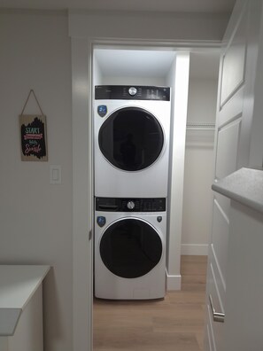 Interior - Quiet and cozy getaway close to nature Park (Riverview)