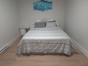 Tabla de planchar con plancha, wifi, ropa de cama