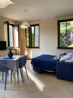 Dining - Strategic two-room apartment between Old Town and Fairgrounds (Verona)