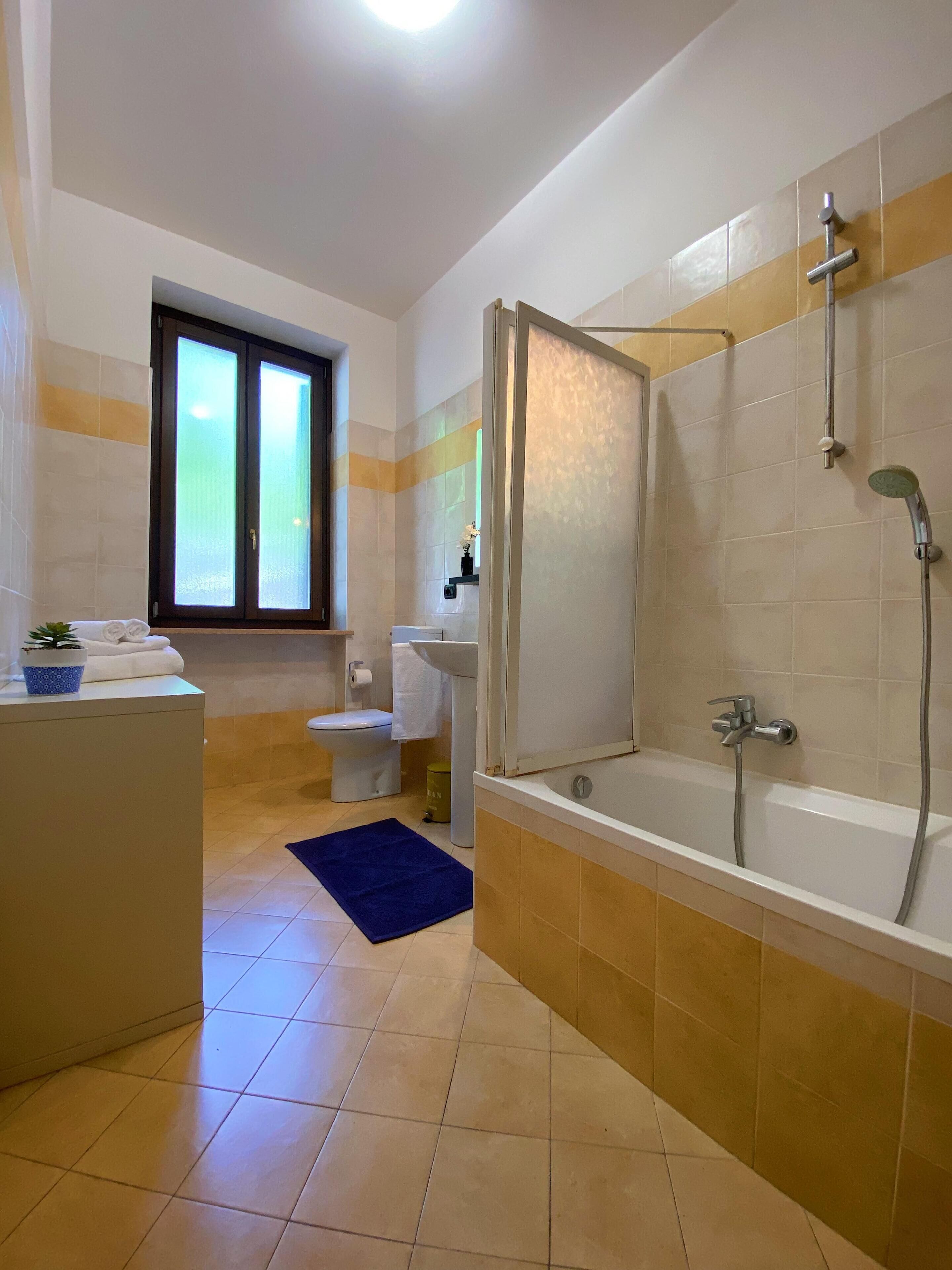 Haartrockner, Bidet, Handtücher, Seife