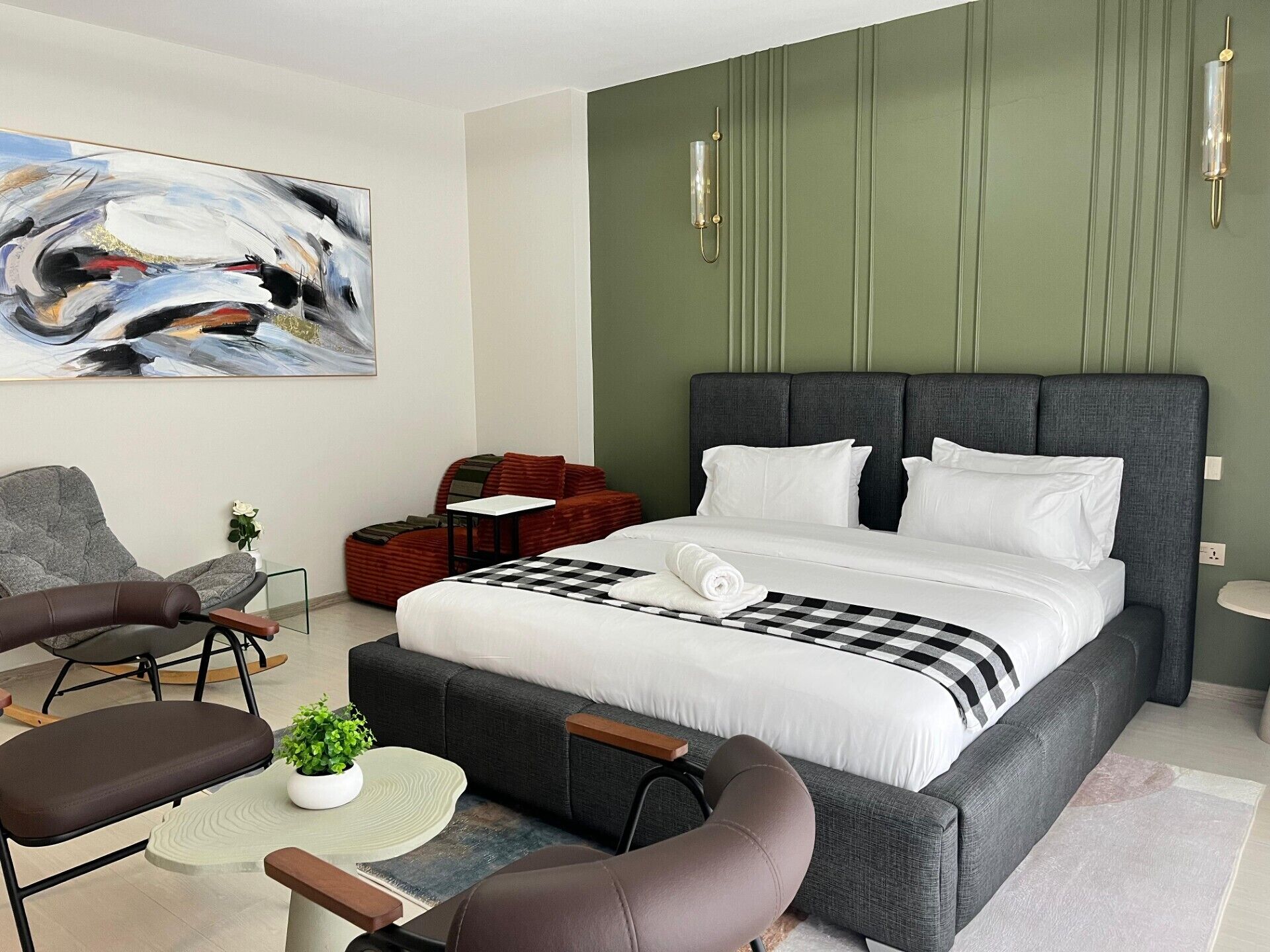 5 bedrooms, iron/ironing board, WiFi, bed sheets