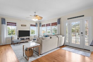 Smart TV, books - One More Day 5 bedrooms, Across the street from the beach (Kure Beach)