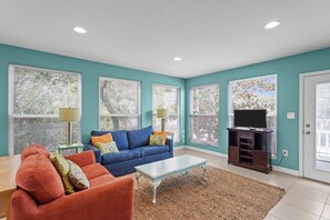 Smart TV, books - One More Day 5 bedrooms, Across the street from the beach (Kure Beach)