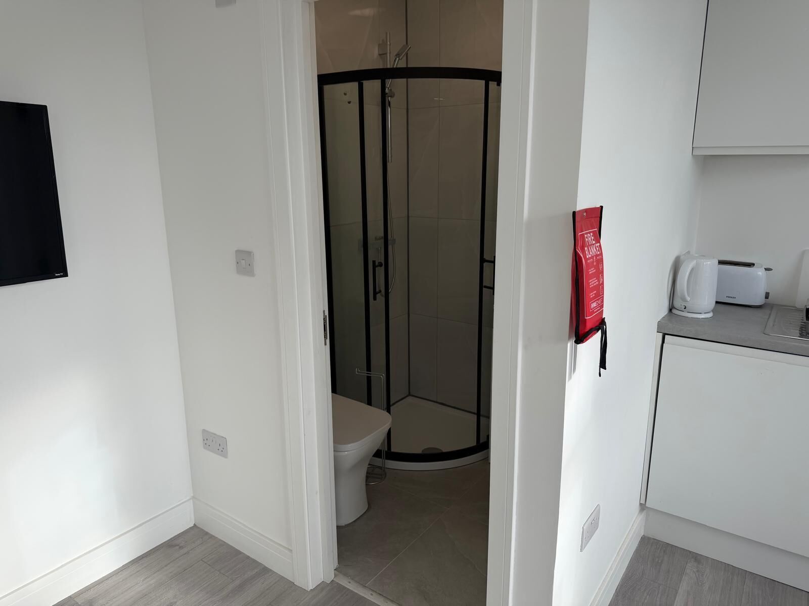 Shower, hair dryer, bidet, towels