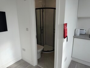 Shower, hair dryer, bidet, towels - Studio Flat in Streatham | Close to Central London (London)