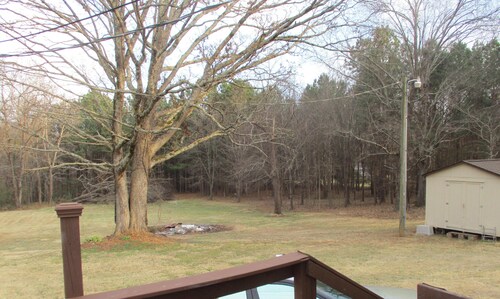 Welcoming 2-bedroom house with AC in semi-rural setting in Gaston County.