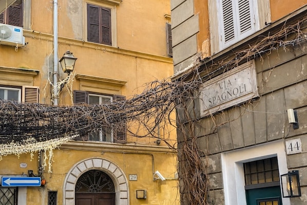 المنشأة من الخارج