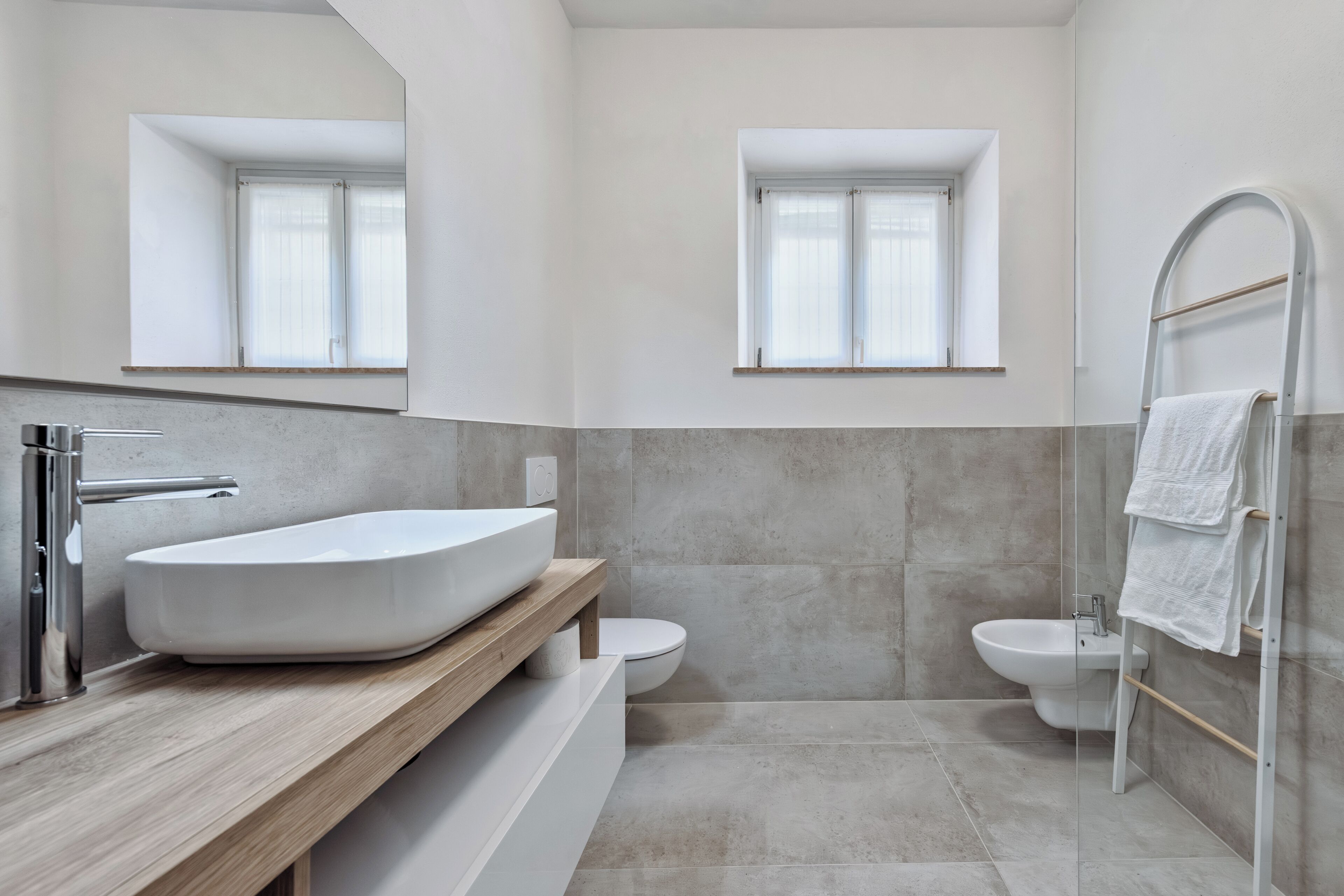 Shower, hair dryer, bidet, towels