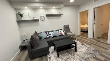 Apartment, 2 Bedrooms, City View | Living room