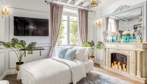 4 bedrooms, desk, iron/ironing board, free WiFi - A DREAMY PARISIAN RETREAT WHERE TIMELESS ELEGANCE MEETS COMFORT – RUE RAMBUTEAU (Paris)